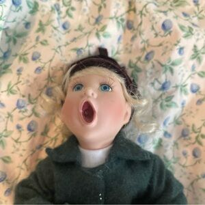 Boyds Collection Porcelain Doll 2003 Lorelei Caroler Home Town Bunch